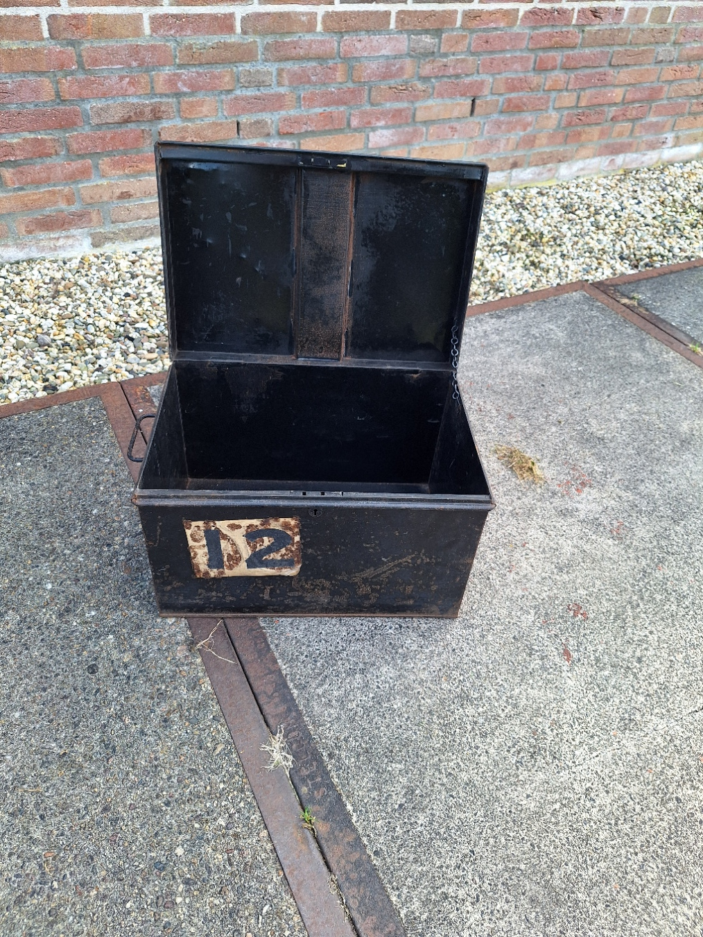 Oude metalen kist Engels omstreeks 1920 met sticker 12 erop nr KK20248