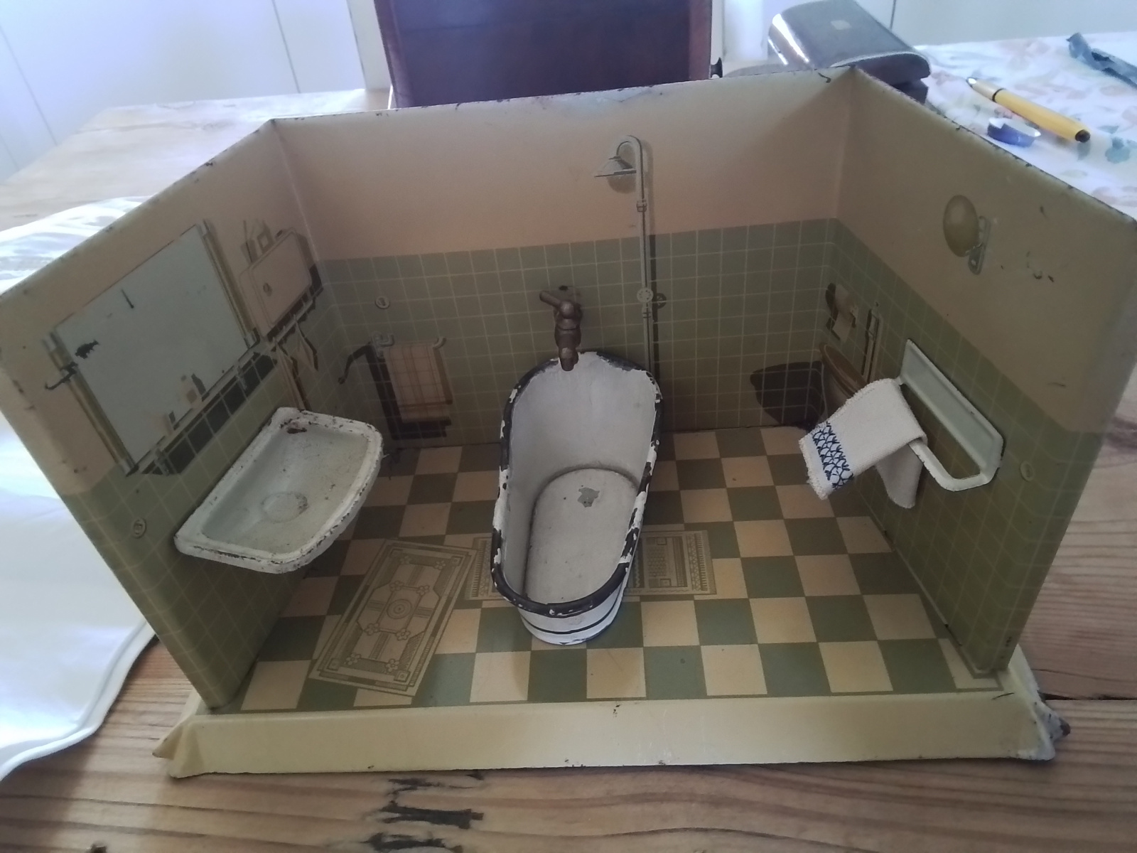 Oud en antiek miniatuur blikken badkamertje omstreeks 1910.