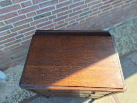 Engels eiken ladenkast 3-laden h-97,5cm met opstand en kraaldeel 1930-1940 nr K202427