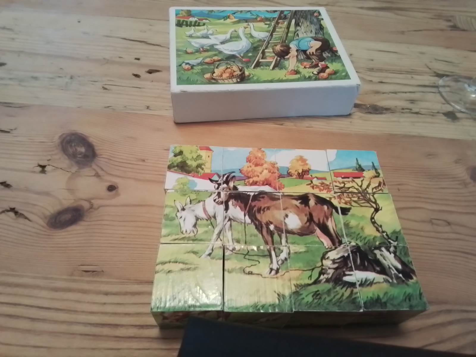 Oude houten blokpuzzel Landleven .Zes puzzles