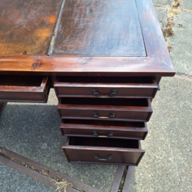 Oud teak houten bureau koloniale stijl met bruin leren blad nr B202643