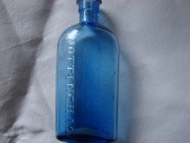 Oude blauwe glazen medicijnfles Woodward Chemist Nottingham