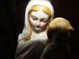 Antiek  porceleinen Mariabeeld met kindeke Jezus. VERKOCHT.