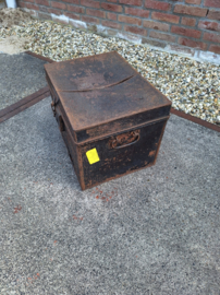 Oude metalen kist Engels omstreeks 1920 met sluitwerk voorop nr KK20249