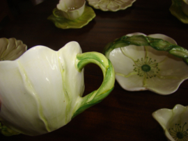 Tuinservies met serviesgoed in bloemenvorm High Tea!