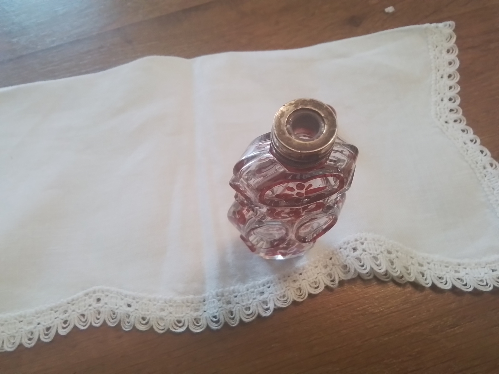 Kristallen Parfumflacon met rood.