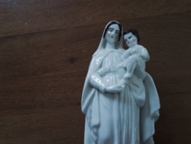 Wit geglazuurd beeld van Maria met het kindje Jezus.