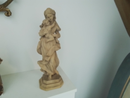 Oud en antiek Maria beeld met kindeke Jezus houtsnijwerk.