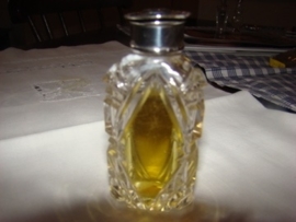 Kristallen parfumfles met zilveren schroefdeksel