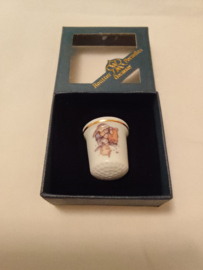 Hummel vingerhoed porcelein Baby met honing 2,5cm hoog jaar 2007