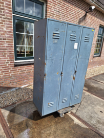 Locker 3-deurs blauw/grijs jaren 60-70 geleefd industrieel nr 10119