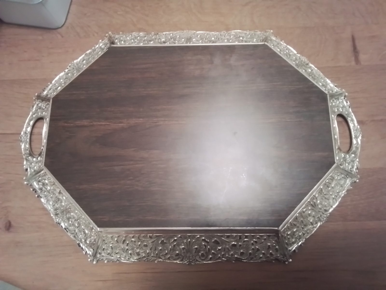 Oud of antiek dienblad met verzilverde rand.