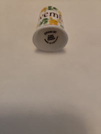 Vingerhoed porcelein opdruk November 2,6cm hoog inscriptie Finsbury Fine Bone China made in England