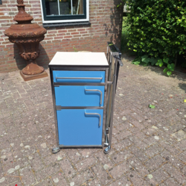Ziekenhuis nachtkastje met verstelbaar klapblad 1 doorschuifla 2 deurtjes nr K202695
