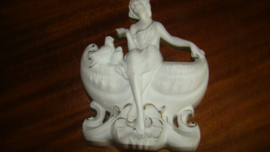 Wit biscuit beeldje ,meisje met vogeltje zittend op een bootje in vorm schelp.