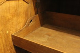 Teak houten 2-deurs koloniale kast met uitneembare strijkladen nr 10037