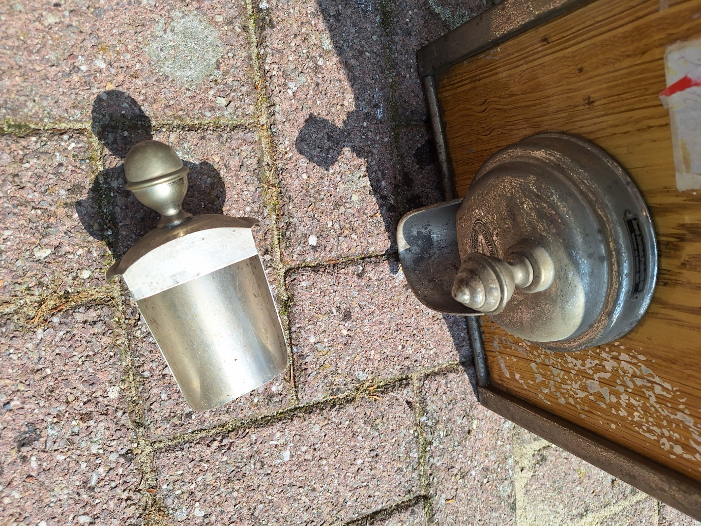 Oude vierkante winkeldispenser metaal met schep en klep 1920-1930 voor bv koffie nr KK202412