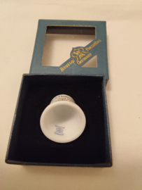 Hummel vingerhoed porcelein meisje met kuikens 2,5cm hoog jaar 2011