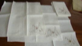 6 witte linnen servetten opengewerkt en taupe geborduurd.