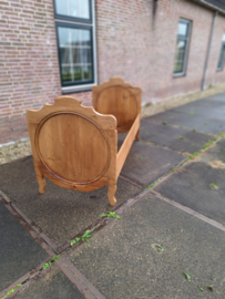 Antiek grenen bed Duits met rond paneel van omstreeks 1880-1890 nr 20248