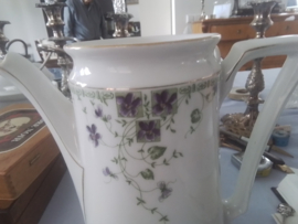 Oud  en antieke koffiepot KPM.