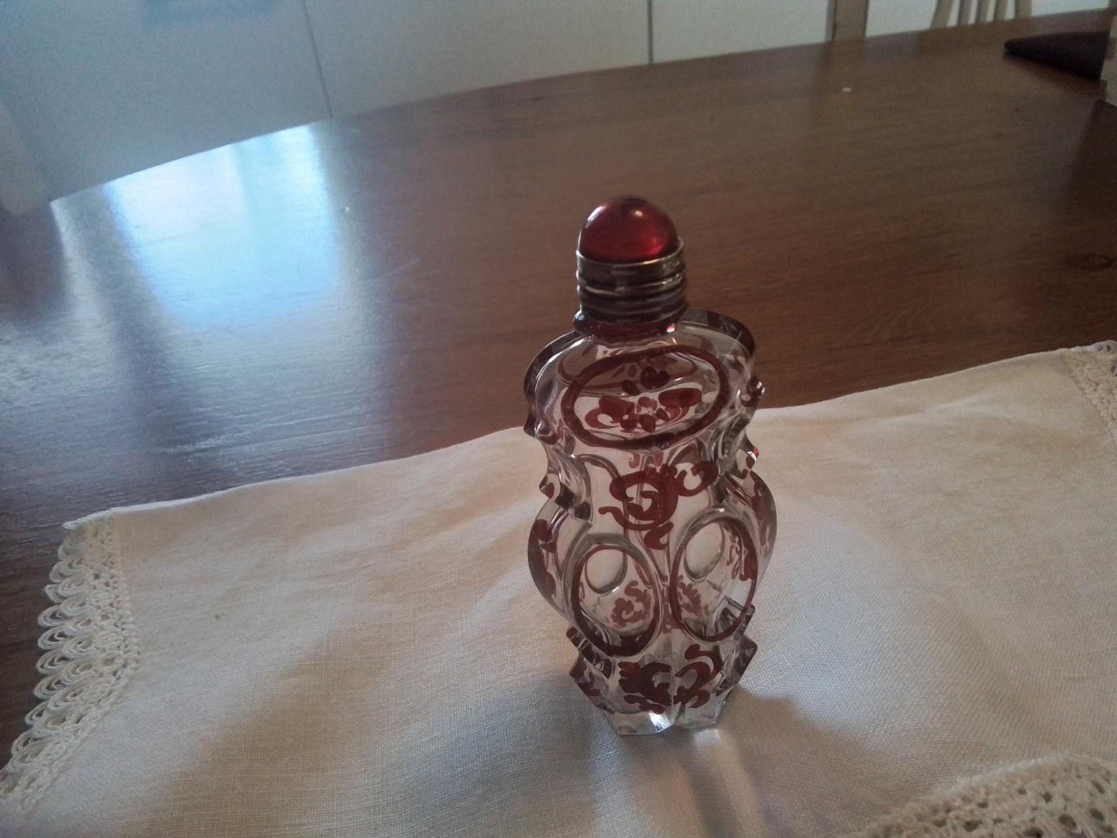 Kristallen Parfumflacon met rood.