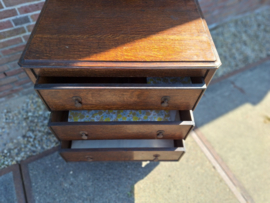 Engels eiken ladenkast 3-laden h-97,5cm met opstand en kraaldeel 1930-1940 nr K202427