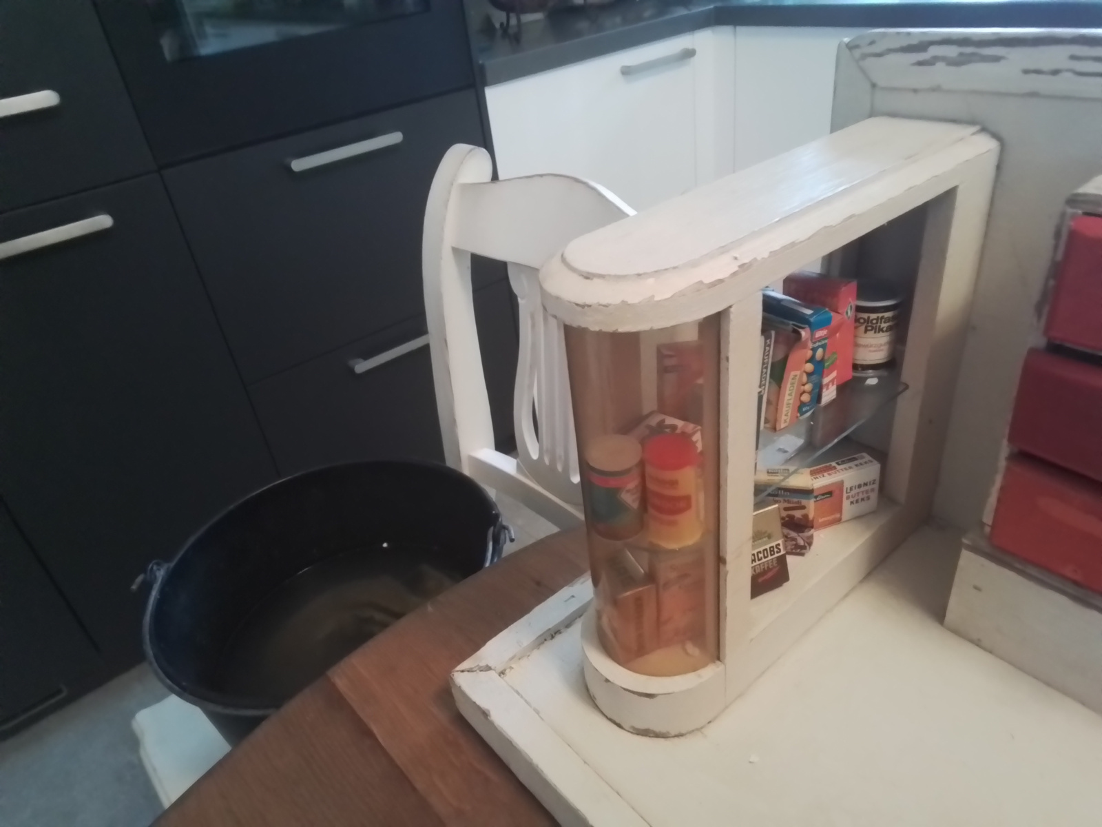 Oud en antiek   kruidenierswinkeltje van hout.