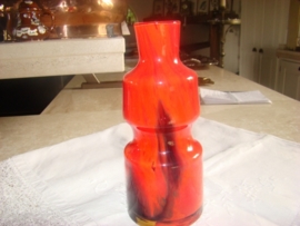 Oude rode glazen vaas van ondoorzichtig glas .