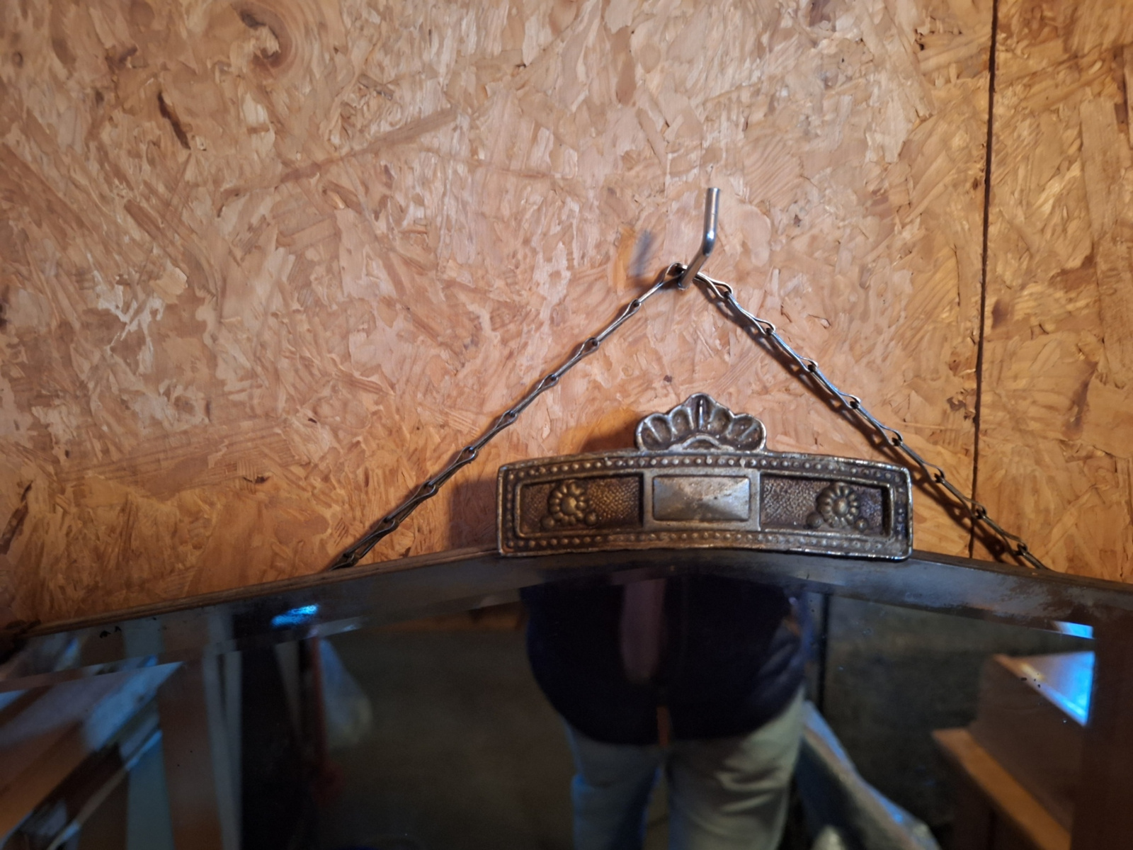 S62 Art-deco spiegel met metalen kuifje en facet geslepen rand