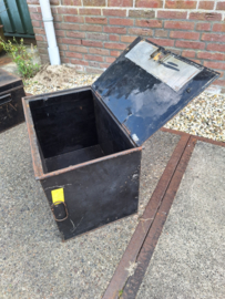 Oude metalen kist Engels omstreeks 1920 met sticker 36 erop nr KK20247