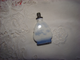 Blauwwit parfumflesje met schip.