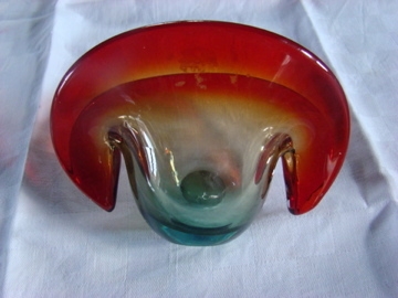Schelp van rood,groen en helder glas.