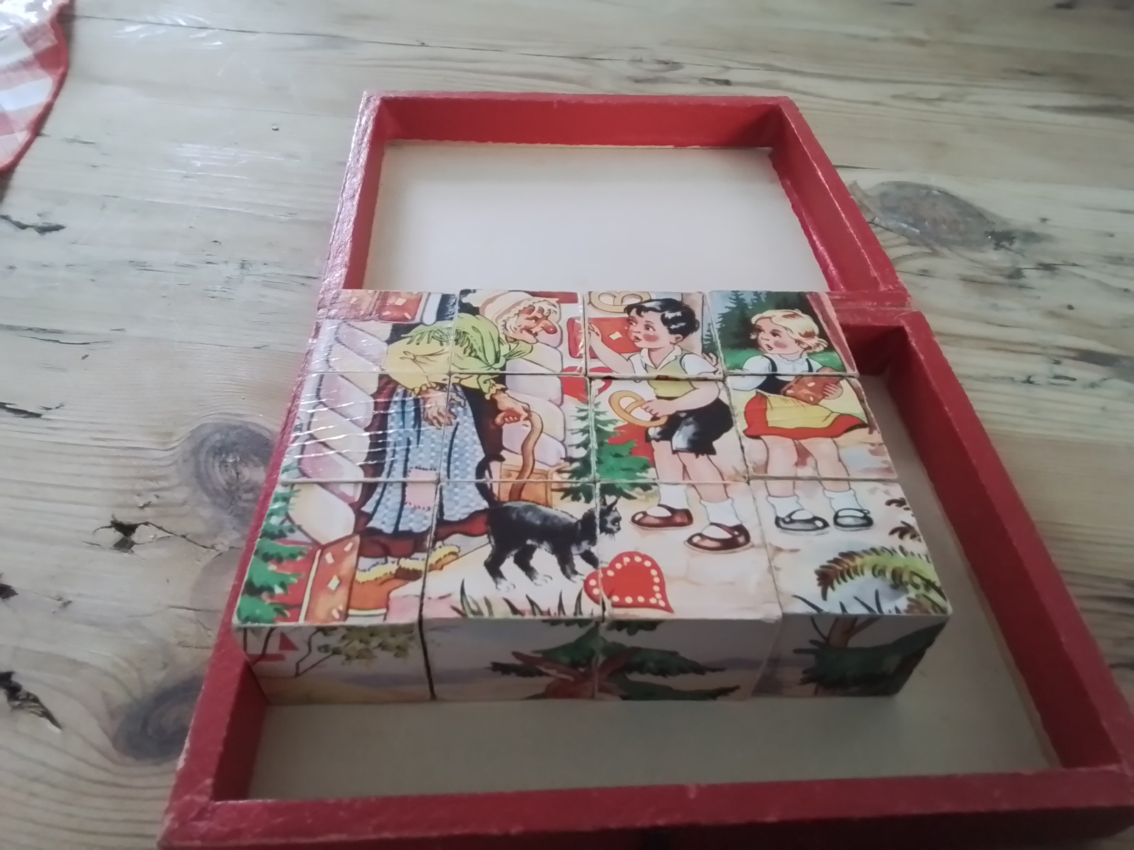 Oude houten blokpuzzel met zes sprookjes.