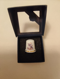 Hummel vingerhoed porcelein meisje met lammetje 2,5cm hoog jaar 2011