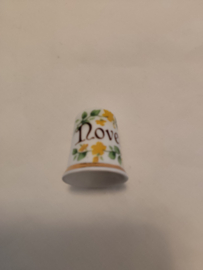 Vingerhoed porcelein opdruk November 2,6cm hoog inscriptie Finsbury Fine Bone China made in England