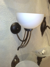 Bronskleurige wandlamp met glazen kap nr:20364/1