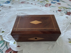 Oud en antiek ingelegd mahonie houten sieradendoosje.
