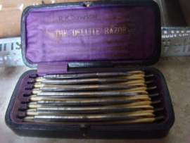 Lederen etui met zeven scheermessen  van het merk The Delite Razor compleet met namen van de 7 dagen van de week.