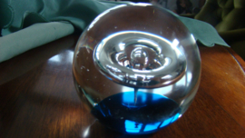 Presse-papier bel op steel en spiraal blauw en helder glas.
