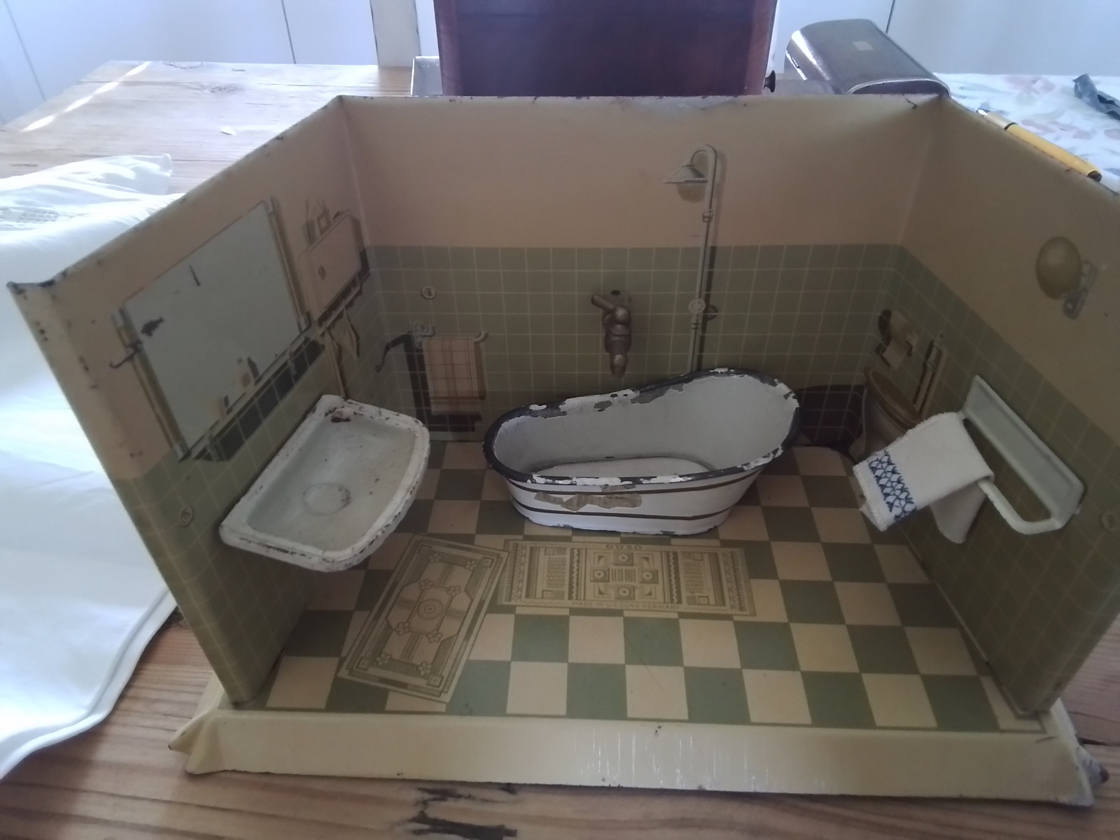 Oud en antiek miniatuur blikken badkamertje omstreeks 1910.