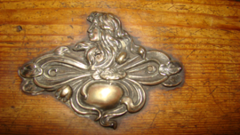 Antieke houten doos met jugendstil of art nouveau afbeelding.