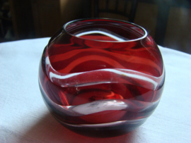 Vaasje van rood-wit cristal geslepen glas.