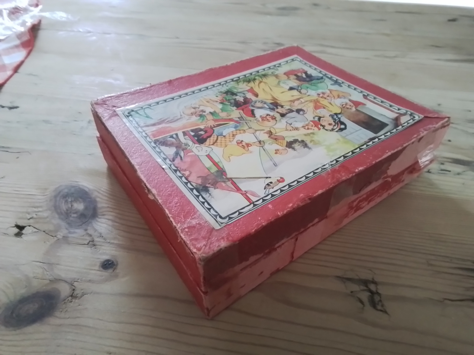 Oude houten blokpuzzel met zes sprookjes.