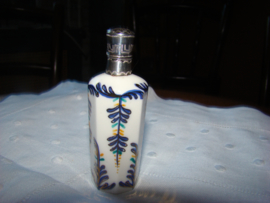 Antieke  parfumflesjes met zilveren dop.
