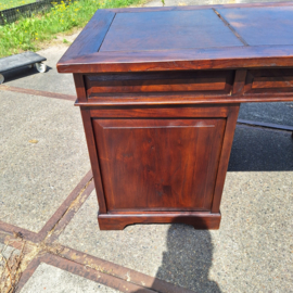 Oud teak houten bureau koloniale stijl met bruin leren blad nr B202643