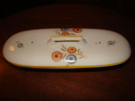 Oud kammenbakje met bloemetjes.