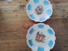 Set van twee blauw-witte bordjes met cupido en cherubijntjes.