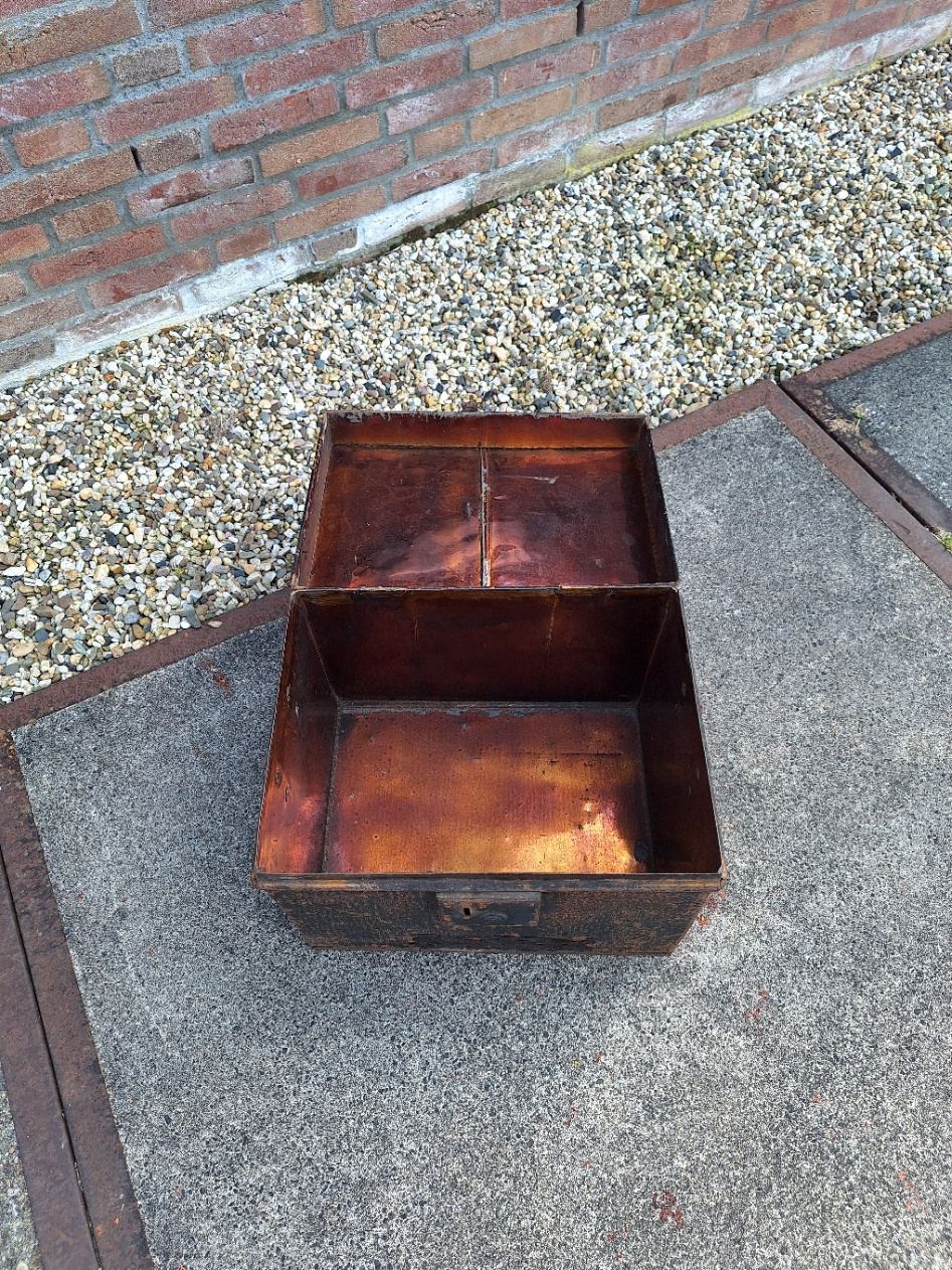 Oude metalen kist Engels omstreeks 1920 met sluitwerk voorop nr KK20249