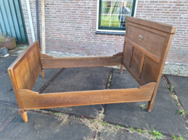 Antiek eiken 2 persoonsbed twijfelaar kraaldelen en houtsnijwerk 1920-1930 nr B20246